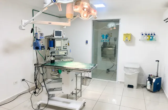 Centro cirúrgico do DOM Centro Veterinário, com mesa cirúrgica, foco e aparelho de anestesia