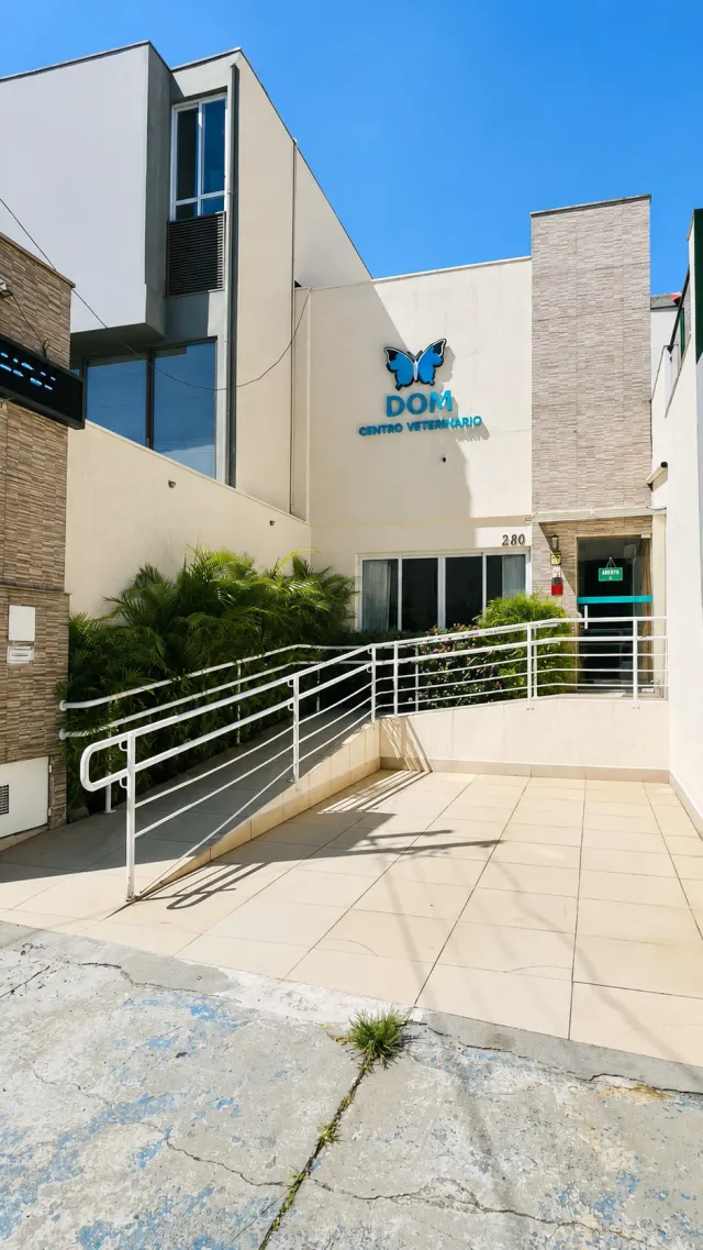 Fachada do DOM Centro Veterinário na Avenida Sargento Geraldo Sant'Ana, 280, no Jardim Taquaral