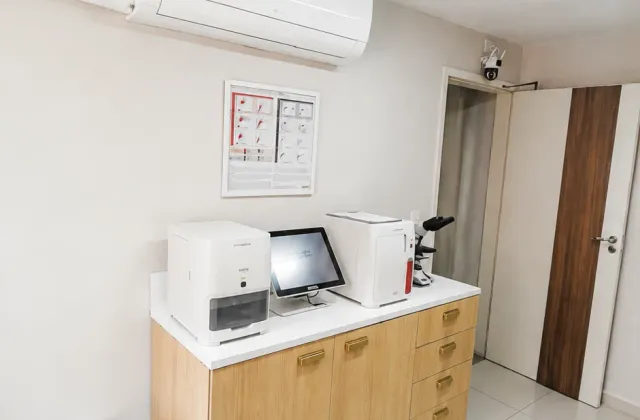 Laboratório do DOM com equipamentos para exames de sangue e microscópio