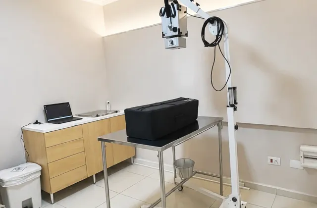 Sala de radiografia do DOM com aparelho de raio X e mesa de exame